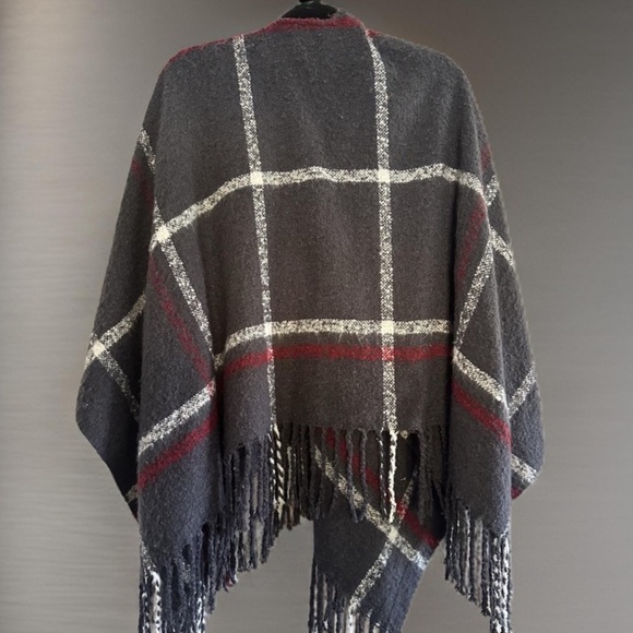 Women’s Shawl Wrap with Fringe in Plaid Design One Size New! - Picture 6 of 9